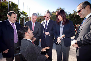 Menacho, Navarro, Cárceles, Rivas, el subdelegado de la ONCE en Andalucía, Francisco Arroyo y el presidente del Consejo Territorial, Ventura Pazos, dialogando a su llegada a la Hacienda