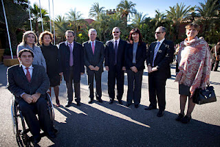 El consejero de Gobernación y Justicia, Francisco Menacho, la de Igualdad y Bienestar Social, Micaela Navarro, e delegado de la ONCE en Andalucía, Ceuta y Melilla, Patricio Cárceles, el director general de Personas con Discapacidad, Gonzalo Rivas junto a los representantes políticos que asistieron al acto