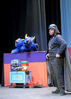 Uno de los actores conversando con los dos maestros de ceremonia animados que van introudiciendo a los personajes