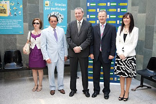 El consejero de Educación a su llegada al CRE con el delegado territorial, presidenta del Consejo y los responsables del centro