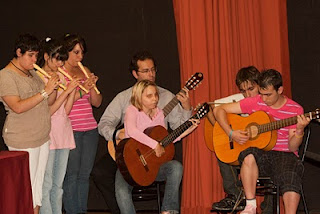 Los alumnos de guitarra del CRE interpretando el himno de Andalucía al inicio del acto