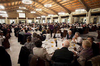 Plano general del salón donde se celebró el acto