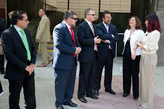 Miguel Carballeda con las consejeras de Educación y de Igualdad y Bienestar Social a la llegada del presidente de la Junta