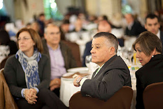 Imagen de varias personas en una de las mesas