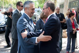 El delegado de la ONCE abraza al presidente de la Junta a su llegada al CRE