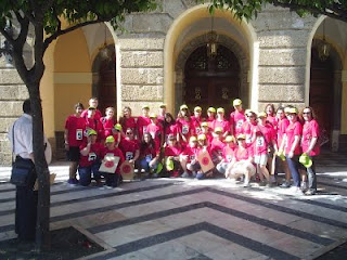 El grupo completo de participantes posa a las puertas del Ayuntamiento