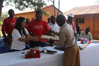 Voluntarios de la Cruz Roja entregando el material que ha enviado la ONCE de Almería para los albinos