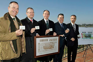 El director del espacio natural de Doñana, Juan Carlos Rubio, el delegado de la ONCE en Andalucía, Patricio Cárceles, el consejero de Medio Ambiente de la Junta de Andalucía, Juan José Díaz Trillo, el alcalde de Almonte, Francisco Bella y el director de la ONCE en Huelva, Antonio Casado posan con la plancha que dio origen al cupón dedicado a Doñana