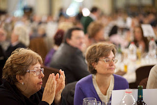 Una mujer aplaude durante las intervenciones