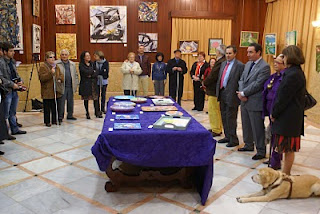 Los artistas de las categorías de pintura y mosaico en el acto de apertura de la inauguración junto a los asistentes, el subdelegado de la ONCE de Andalucía y el presidente del Círculo Mercantil