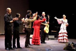 Mari Ángeles y su grupo recibe los aplausos del público