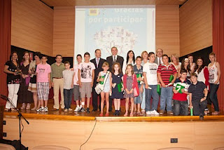 Foto de familia del consejero de Educación con todos los premiados
