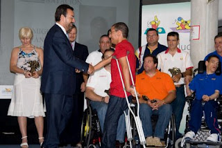 El presidente del Comité Paralímpico Español, Miguel Carballeda, entrega un trofeo de reconocimiento al nadador jienense Miguel Ángel Martínez