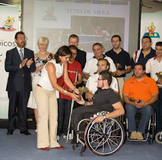 La olímpica María José Rienda entrega el premio al paralímpico granadino de tenis de mesa Tomas Piñas