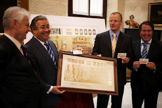 El Hermano Mayor de la Hermandad de La Hiniesta, Francisco Granado, el alcalde de Sevilla, Juan Ignacio Zoido y el delegado territorial de la ONCE en Andalucía, Ceuta y Melilla, Patricio Cárceles sujetan la copia de la plancha de la imprenta que ha dado origen al cupón conmemorativo