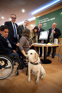 Antonio Ávila, Micaela Navarro, Patricio Cárceles, José Manuel Porras, el vicepresidente del Consejo Andaluz de Mayores, Fermín Caballero y el director general de personas con discapacidad de la COnsejería de Igualdad y Bienestar Social de la Junta , Ginzalo Rivas, junto al ordenador que está utilizando Maribel Angulo, afiliada ciega