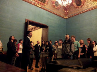 Los alumnos observan los salones de San Telmo durante su recorrido