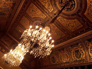 Imagen de una de las lámparas de cristal de roca que adornan los techos de San Telmo