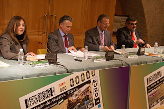 Imagen de la directora general del Patronato de la Alhambra y el Generalife, Mar Villafranca, el consejero de Cultura de la Junta de Andalucía, Paulino Plata, el delegado territorial de la ONCE en Andalucía, Ceuta y Melilla, Patricio Cárceles y el director de la ONCE en Granada, Alberto Morillas en la presentación del cupón dedicado a los Jadines del Partal