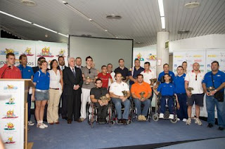 Foto de familia de los paralímpicos andaluces con el presidente del Comité Paralímpico Español y el consejero de Turismo, Comercio y Deportes de la Junta