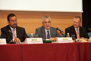 Un momento de la intervención del presidente de la Junta, junto a Miguel Carballeda y Patricio Cárceles