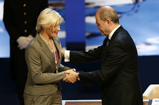 Carmen Herrera en el momento de recibir la medalla de Andalucía de manos del presidente de la Junta