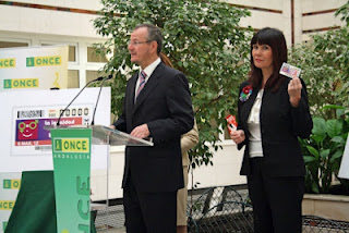 Micaela Navarro muestra el cupón reivindicativo