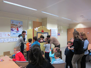 Los alumnos participando en actividades de arte y creación de marionetas