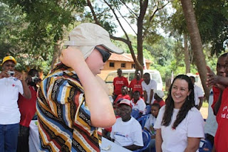Un chico albino con una de las gorras que ha distribuido la ONCE