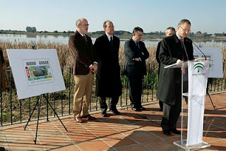 Patricio Cárceles durante su intervención en la presentación del cupón de espaldas a las marismas de Doñana poblada de flamencos