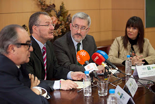 El delegado de la ONCE en Andalucía, Ceuta y Melilla, Patricio Cárceles durante su intervención en el acto junto al consejero de Economía, Innovación y Ciencia, Antonio Ávila, la consejera para la Igualdad y Bienestar Social, Micaela Navarro y el presidente del CERMI-A, José Manuel Porras