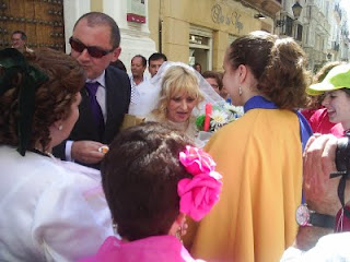 Momento en el que el grupo 3 está casando a los novios