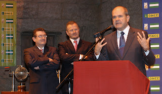 Un momento de la intervención del presidente de la Junta con el director general y el delegado territorial al fondo
