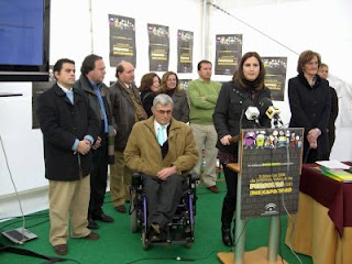 El director de la ONCE en Córdoba, Fernando Rico, en la presentación del cupón del 3 de diciembre, con la delegada de Igualdad, Silvia Cañero