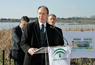 Juan José Díaz Trillo durante su intervención en la presentación y junto a él una imagen amplificada del cupón emitido por la ONCE