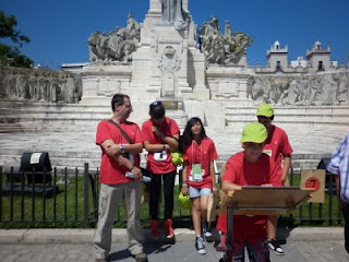 Tras finalizar la gymkana, uno de los participantes lee un artículo de la Constitución de 1812