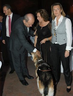 Chaves acaricia el perro guía de una afiliada