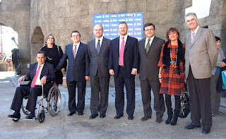 Foto de familia del presidente de la Junta con las autoridades que asistieron al almuerzo junto al director general de la ONCE, delegado y subdelegado territorial
