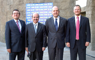 Manuel Chaves y el consejero de Presidencia, Gaspar Zarrías, posan a la salida del almuerzo con Ángel Sánchez y Patricio Cárceles