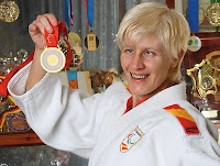 La judoka paralímpica Carmen Herrera posa con uno de las medallas conseguidas