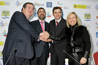 Gesto olímpico de manos unidas entre Miguel Carballeda, Amparo Valcarce, Javier Ochoa y el empresario Bernardo Moreno