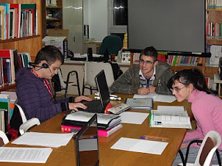 tres afiliados en una de las sesiones de trabajo de las técnicas de estudio