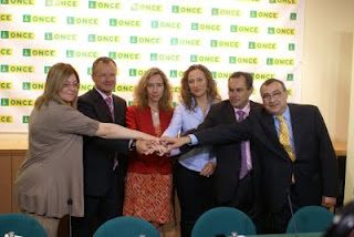 Foto de grupo en la que aparecen de izquierda a derecha Rosario Sedano, Patricio Cárceles, Patricia Sanz, la delegada de Desarrollo Económico, Empleo y Comercio, Rebeca Gómez, Ventura Pazos y el antiguo director de la ONCE en Almería, Manuel Alborch