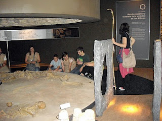 Un grupo de niños en una de las salas del museo