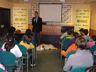 Marcelo Rosado, con su perro guía al lado, en un momento de la presentación