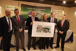 Foto de familia con la imagen del cupón de Onda Cero