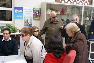 El cabeza de lista de AS, Manuel Domínguez, en una mesa electoral de la Delegación Territorial