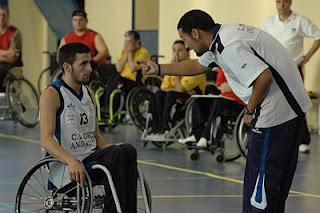 Abraham Carrión da instrucciones al jugador Israel Sánchez momentos antes del juego