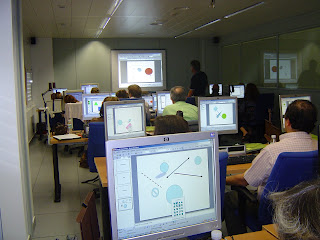 Profesores con ordenadores en una se de las acciones formativas