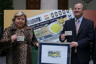 La consejera de Agricultura y Pesca de la Junta de Andalucía, Clara Aguilera y el delegado territorial de la ONCE en Andalucía, Ceuta y Melilla, Patricio Cárceles en la presentación del cupón dedicado al aceite andaluz